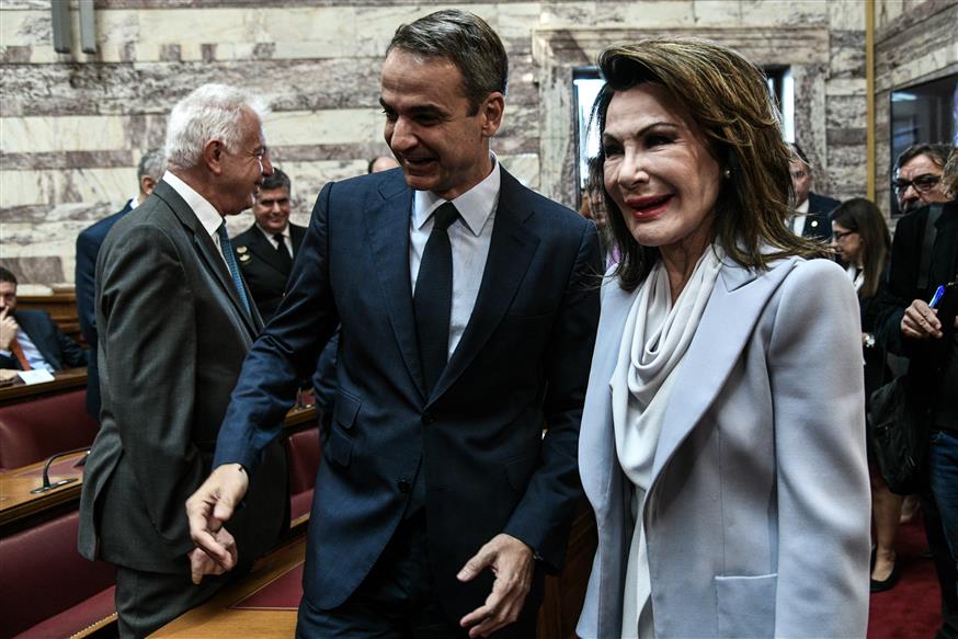 Η Γιάννα Αγγελοπούλου με τον πρωθυπουργό μέσα στο κοινοβούλιο (eurokinissi)