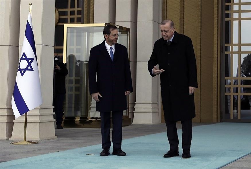 Ο τούρκος πρόεδρος με τον ισραηλινό ομόλογό του στην Άγκυρα (φωτογραφία αρχείου / Associated Press)