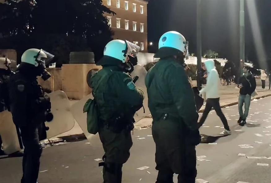 Η προκλητική δήλωση αστυνομικού σε διαδηλωτή μπροστά από τη Βουλή
