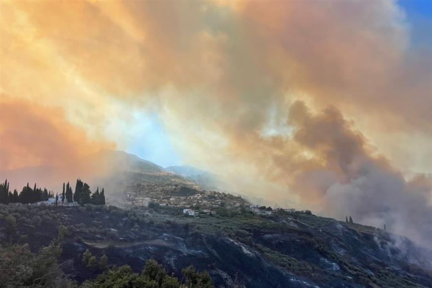 Φωτιά στο Ξυλόκαστρο (ethnos.gr/Γιάννης Ζιάκας)