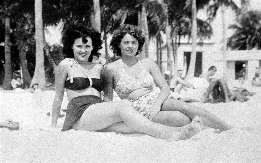 Η Ελίζαμπεθ Σορτ, αριστερά, με μια φίλη της στην παραλία. /copyright Ap Photos