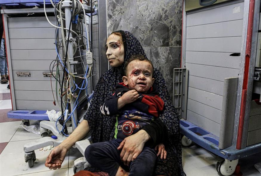 Τραυματισμένοι Παλαιστίνιοι περιμένουν για περίθαλψη στο νοσοκομείο al-Shifa, (AP)