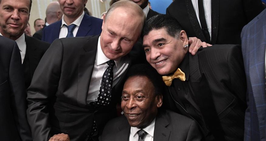 Πελέ και Μαραντόνα μαζί με τον Πούτιν σε εκδήλωση για το Μουντιάλ της Ρωσίας το 2018 (AP)
