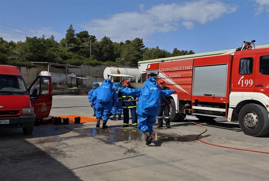 Η καλή προετοιμασία των πυροσβεστών είναι σημαντική για την ασφάλεια των ιδίων αλλά και των θυμάτων / Φωτογραφία ethnos.gr Κώστας Ασημακόπουλος