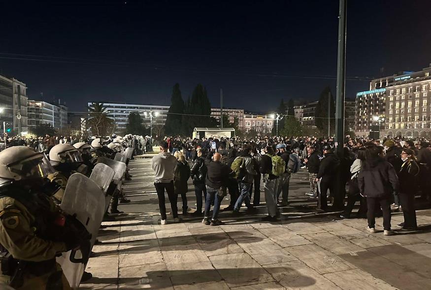 Οι διαδηλωτές παραμένουν μπροστά από τη Βουλή (ethnos.gr/Μάγδα Μπακούση)