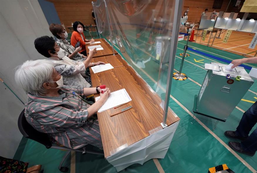 Στιγμιότυπο από τις εκλογές στην Ιαπωνία/AP Photos