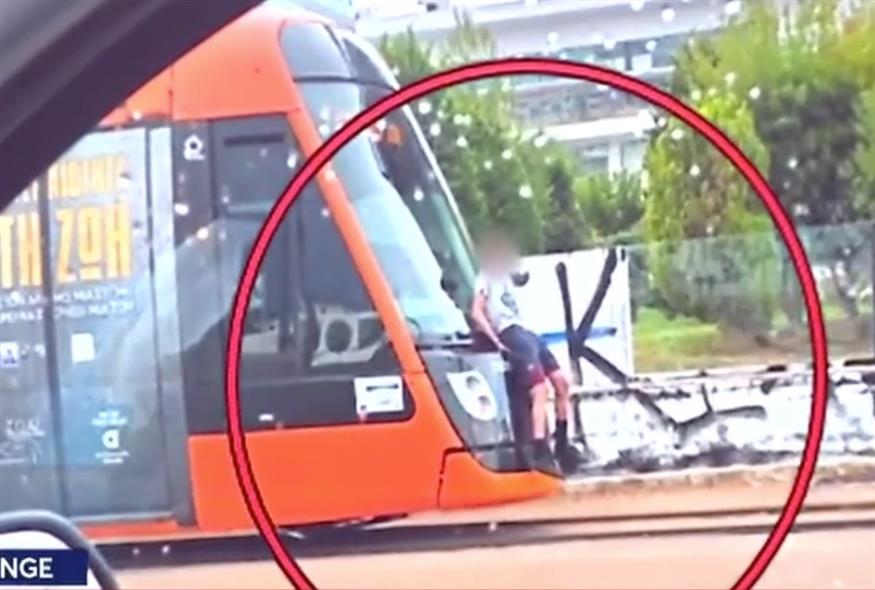 Ανήλικος σκαρφάλωσε στο τραμ (glomex)