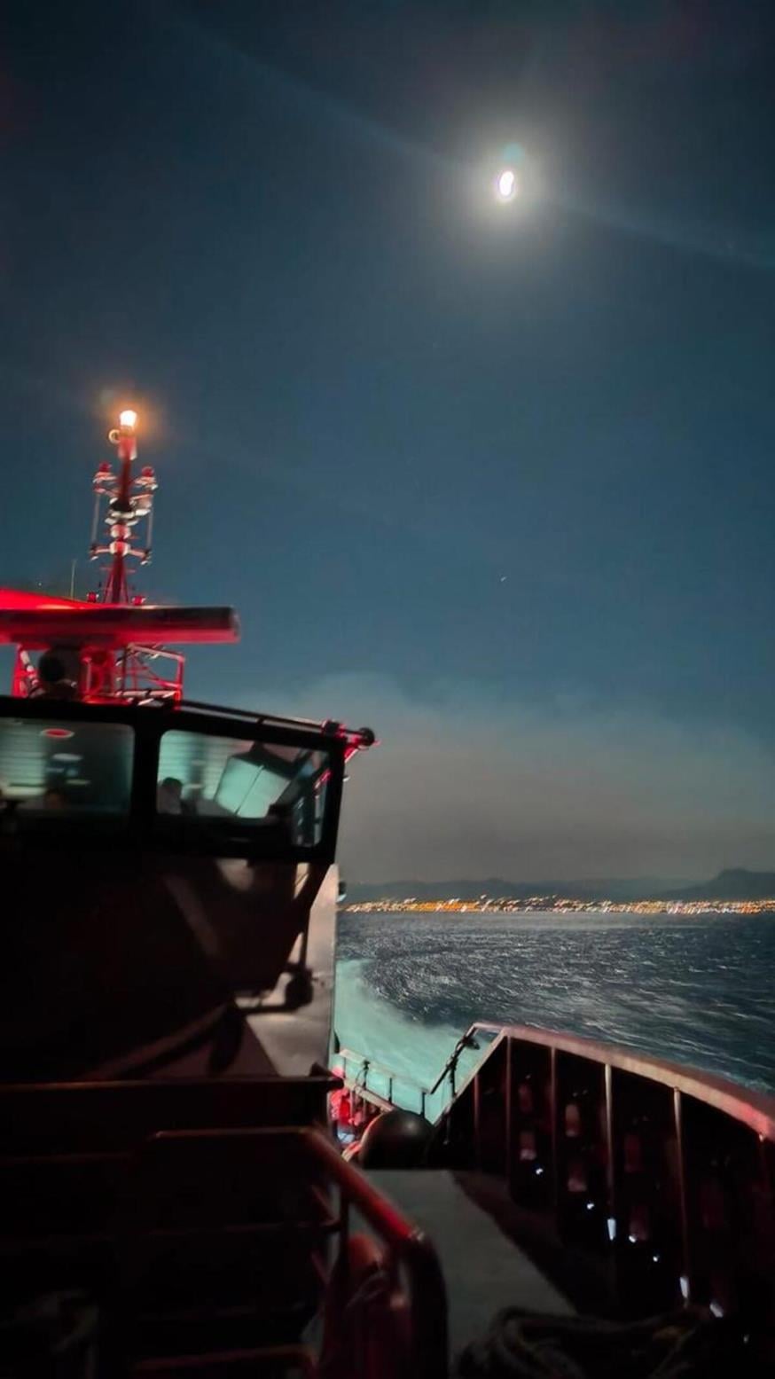 Η μεγάλη επιχείρηση διάσωσης των πολιτών από τη φωτιά στην Αττικοβοιωτία (Πηγή φωτο: Πυροσβεστικό Σώμα) Η μεγάλη επιχείρηση διάσωσης των πολιτών από τη φωτιά στην Αττικοβοιωτία (Πηγή φωτο: Πυροσβεστικό Σώμα)