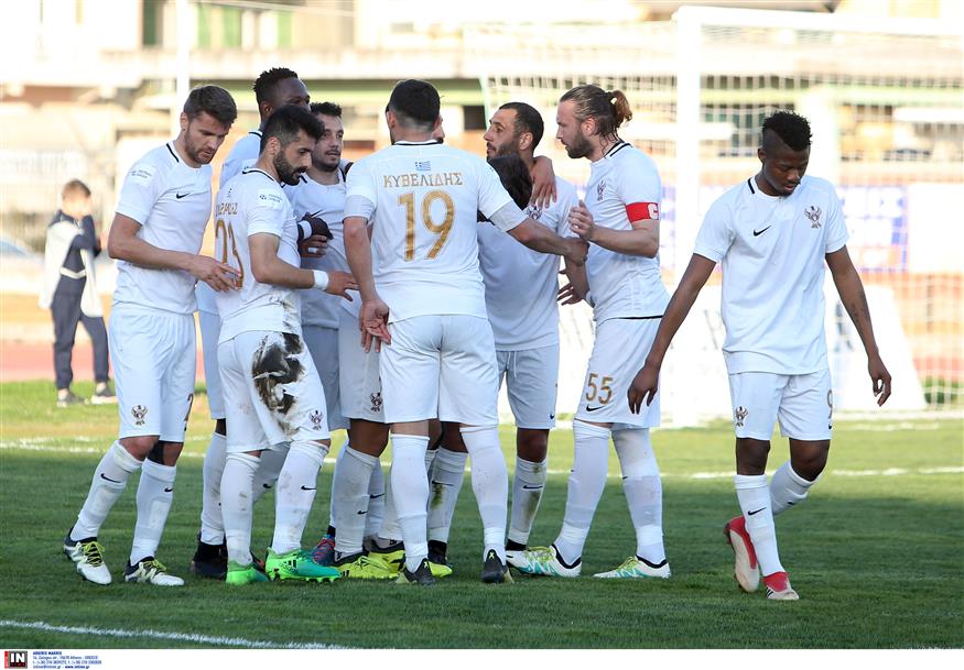 Οι παίκτες του Απόλλωνα Ποντου πανηγυρίζουν το μεγάλο διπλό στην Κέρκυρα. Ενα απ' τα πολλά εντυπωσιακά αποτελέσματά τους στο β' γύρο της εφετινής Football League
