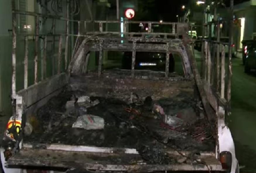 Φωτιά σε αυτοκίνητα στον Πειραιά/OPENTV