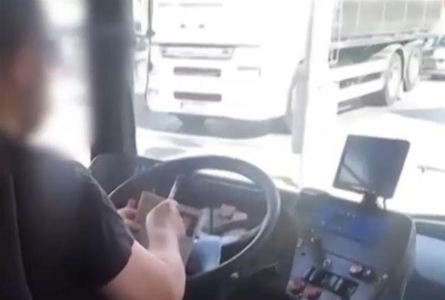 Κι όμως, συνέβη: Ο οδηγός του λεωφορείου λύνει σταυρόλεξο ενώ βρίσκεται στο τιμόνι (Video Capture)