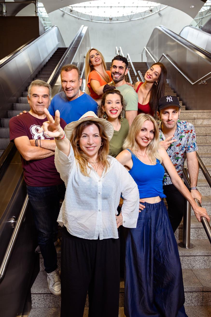 Στην παράσταση «Στο Τσακ» πρωταγωνιστούν οι Κώστας Αποστολάκης, Ματίνα Νικολάου, Τόνυ Δημητρίου, Σύλβια Δελικούρα, Χάρης Χιώτης, Ιλιάνα ΓαΪτάνη, Λάζαρος Βασιλείου, Στεφανία Γκουρνέλου, Μαριλένα Λιακοπούλου