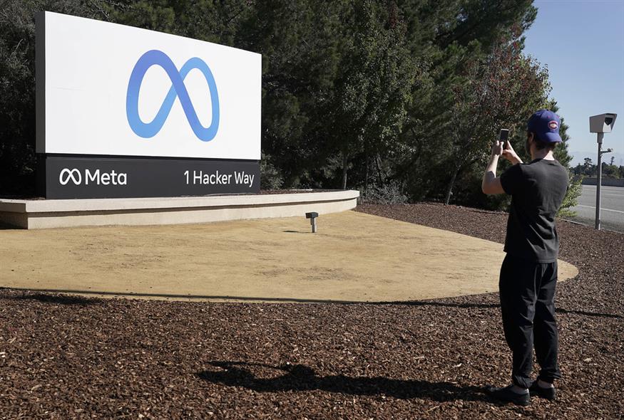 Ένας υπάλληλος του Facebook βγάζει φωτογραφία μπροστά από τις νέες εγκαταστάσεις της Meta Platforms / AP Photo/Tony Avelar