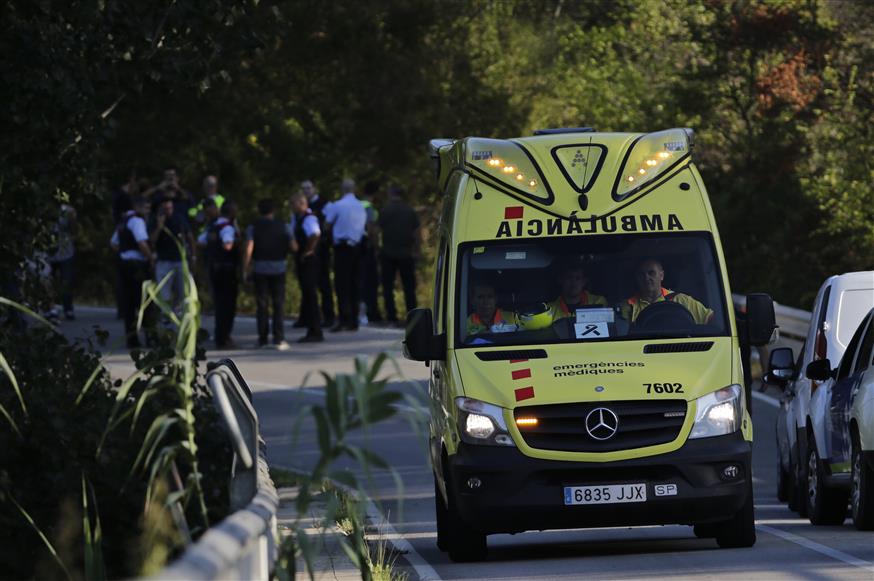 Ασθενοφόρο στη Βαρκελώνη/(AP Photo/Emilio Morenatti)
