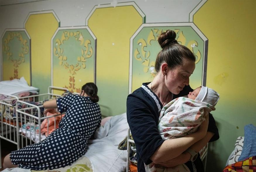 Γυναικόπαδα σε υπόγειο καταφύγιο στην Ουκρανία / AP Photo/Evgeniy Maloletka