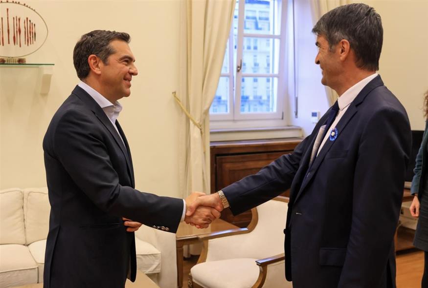 Εικόνα από τη συνάντηση του Αλέξη Τσίπρα με τον Γάλλο πρέσβη στην Ελλάδα (ΓΡΑΦΕΙΟ ΤΥΠΟΥ ΣΥΡΙΖΑ / EUROKINISSI)
