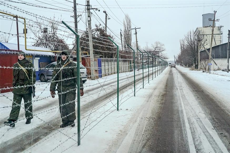 Ρώσοι στρατιώτες στα σύνορα με την Ουκρανία (AP Photo/Evgeniy Maloletka)
