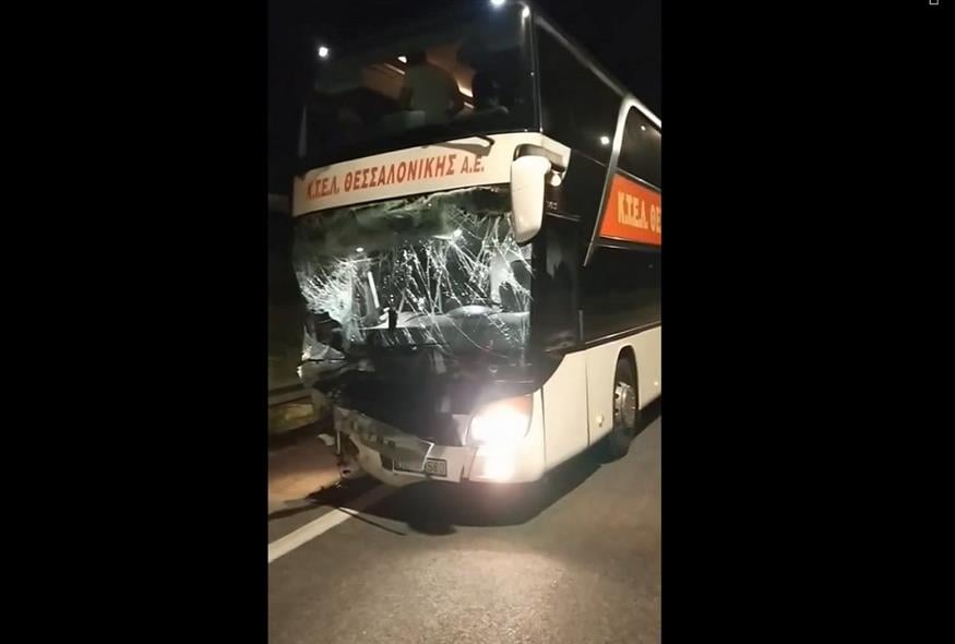 Λεωφορείο έπεσε πάνω σε ΙΧ που είχαν σταματήσει στη ΛΕΑ (thestival.gr)
