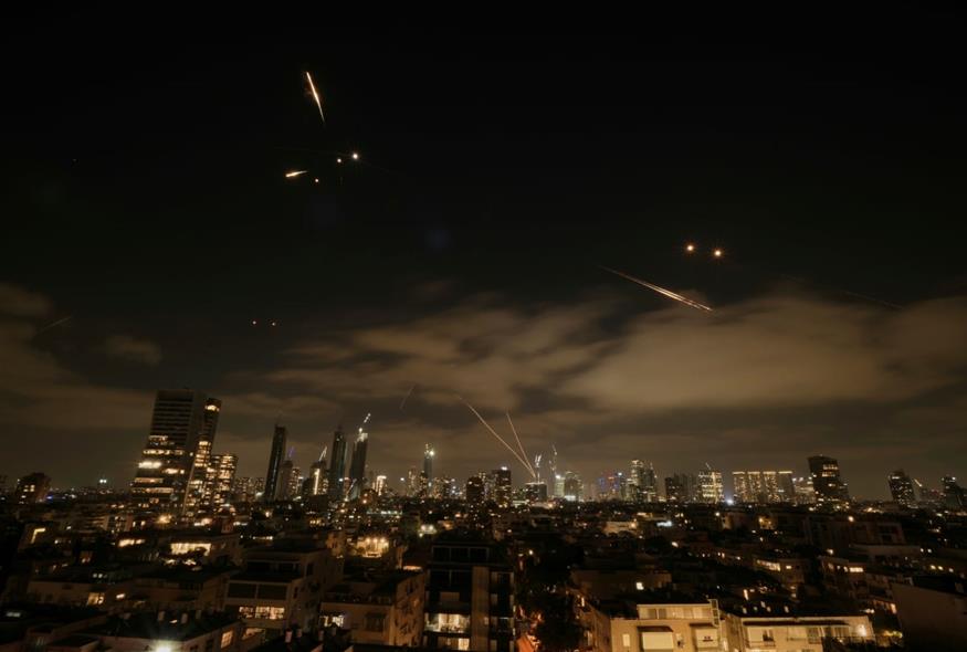 Ιρανικοί πύραυλοι χτυπούν το Τελ Αβίβ (AP Photo/Leo Correa)