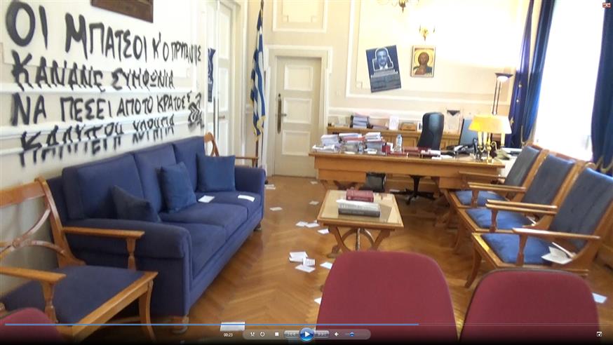 Το γραφείο του Πρύτανη στο Οικονομικό Πανεπιστήμιο μετά την επίθεση (copyright: Eurokinissi)