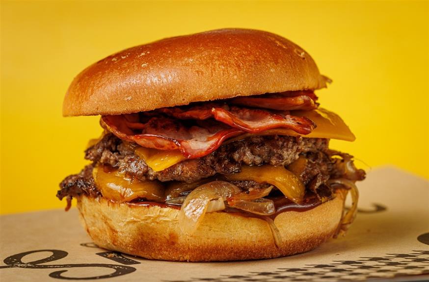 Κάθε μήνα και ένας μεγάλος σεφ δημιουργεί το δικό του burger