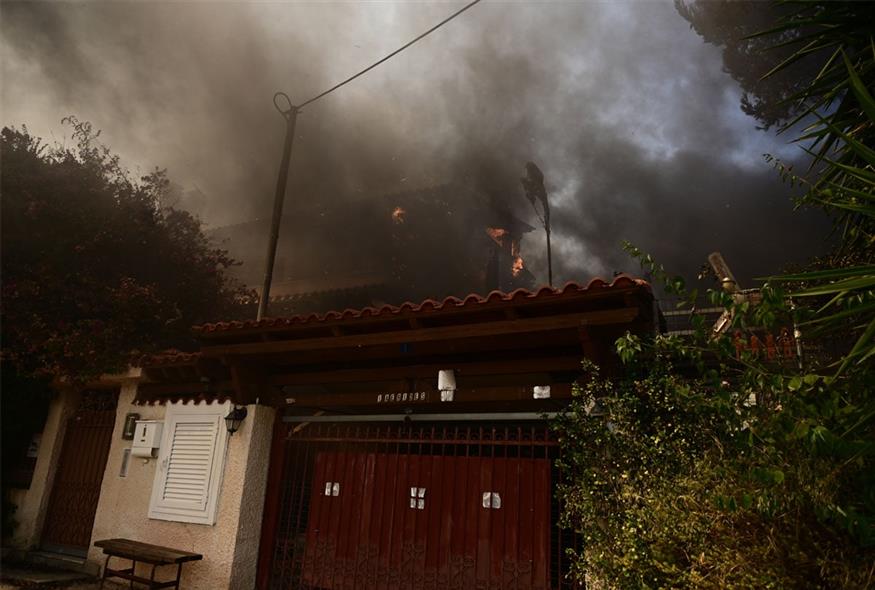 Φωτιά Κουβαράς - Καίγονται πρώτα σπίτια