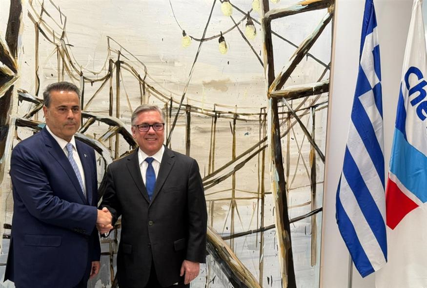 Ο Σταύρος Παπασταύρου σε επίσκεψή του στα γραφεία της Chevron (Eurokinissi)