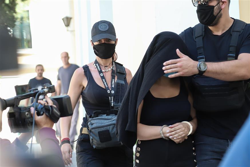 Η 35χρονη φερόμενη δράστις οδηγείται στην Ευελπίδων (Copyright: Eurokinissi/Βασίλης Ρεμπαπής)