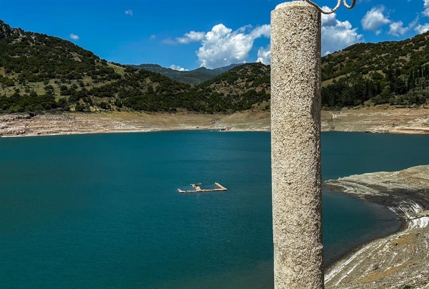 Χαμηλή η στάθμη στη λίμνη του Μόρνου (EUROKINISSI)