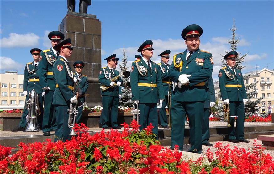Η στρατιωτική μπάντα που έπαιξε στην κηδεία των θυμάτων του ατυχήματος του Σεβεροντβίνσκ που έγινε στο Σαρόφ (Russian State Atomic Energy Corporation ROSATOM via AP)