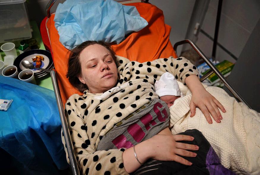 Η νεαρή blogger από την Μαριούπολη αγκαλιά με το μωρό της/AP Photo/Evgeniy Maloletka