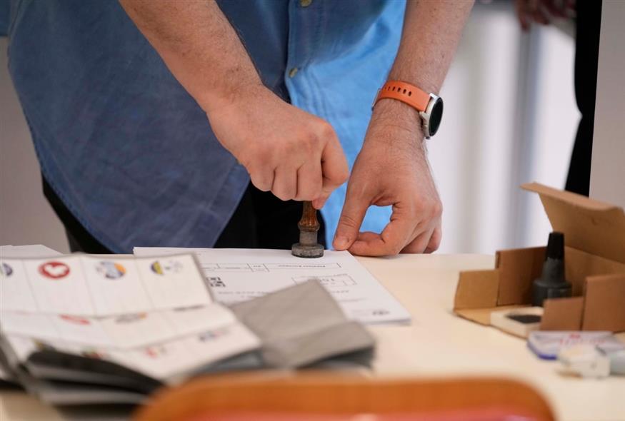 Στις κάλπες οι Ιταλοί (AP Photo/Luca Bruno)