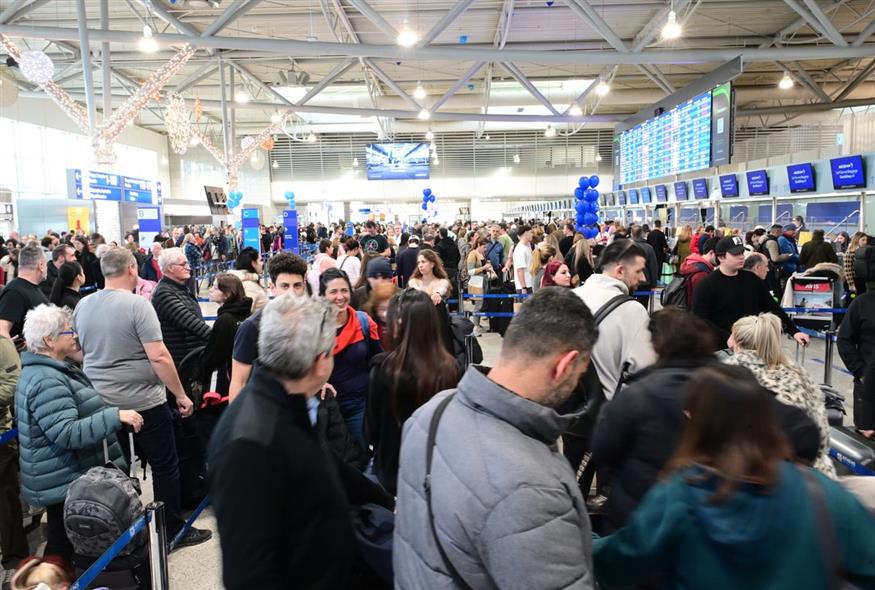 Εικόνες χάους στα ελληνικά αεροδρόμια μετά το πρωτοφανές μπλακ άουτ