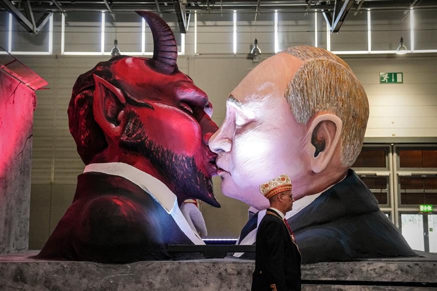 Ο Πούτιν ασπάζεται τον Σατανά. Ο καρνάβαλος διακωμωδεί την ζοφερή πραγματικότητα... /copyright Ap Photos