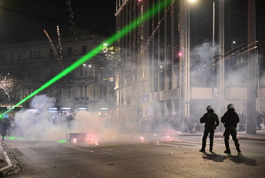 Επεισόδια στο Σύνταγμα μετά τη συγκέντρωση για τα Τέμπη (EUROKINISSI)