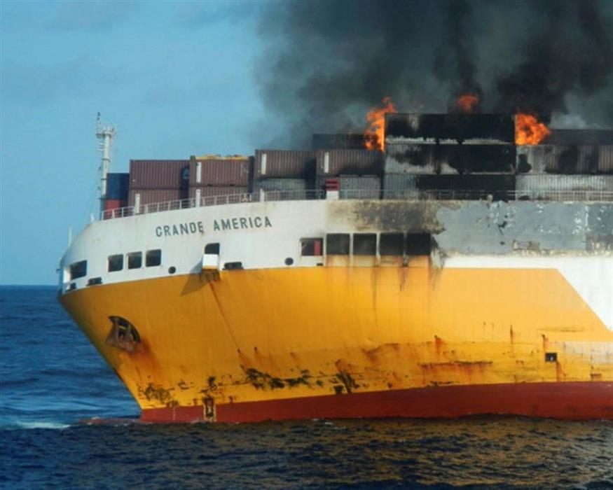 Το πλοίο Grande America στις φλόγες λίγο πριν βυθιστεί
