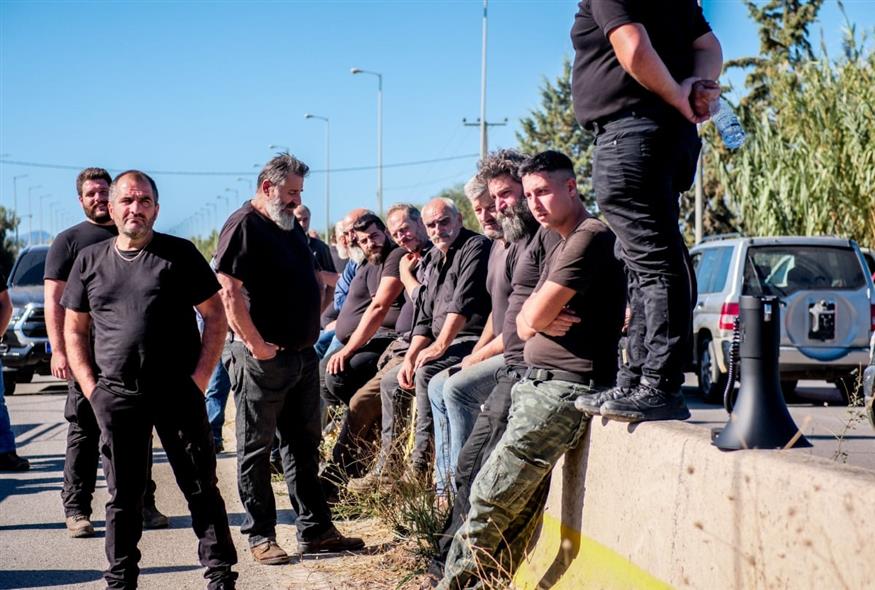 Στιγμιότυπο από το σημερινό μπλόκο των κτηνοτρόφων (ΓΙΑΝΝΗΣ ΑΓΓΕΛΑΚΗΣ/EUROKINISSI)