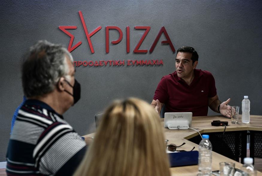 Ο Αλέξης Τσίπρας σε συνάντηση με του  ΣΑΤΑ / Φωτογραφία: ΤΑΤΙΑΝΑ ΜΠΟΛΑΡΗ/EUROKINISSI