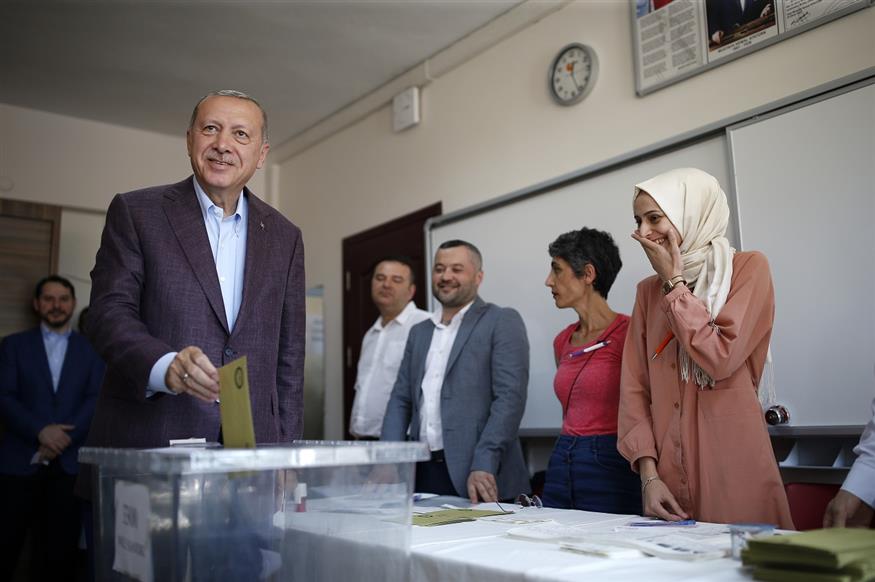Ο Τούρκος πρόεδρος ασκώντας το εκλογικό δικαίωμά του  (AP Photo/Emrah Gurel)