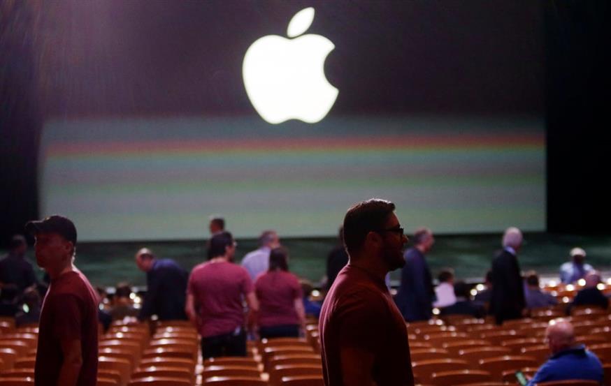 Apple: Τι σχεδιάζει για την επόμενη γενιά iPhone - Θα «τρέξει» την τεχνητή νοημοσύνη στις συσκευές της; (AP Photo/Marcio Jose Sanchez)
