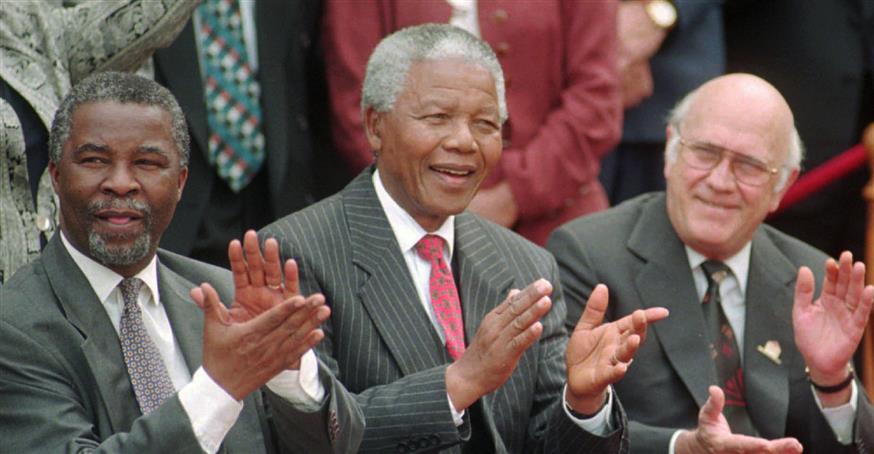 Από αριστ. Thabo Mbeki, Nelson Mandela και F.W. de Klerk /1996 (Copyright: AP photo)