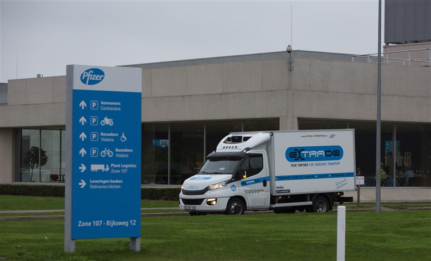 Ένα αυτοκίνητο - ψυγείο φεύγει από το εργοστάσιο της Pfizer του Βελγίου χθες Πέμπτη, 3 Δεκεμβρίου. Βρετανοί αξιωματούχοι ενέκριναν την Τετάρτη το εμβόλιο της εταιρίας για την Covid-19 για επείγουσα χρήση, αλλά... / AP PHOTOS
