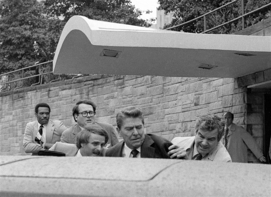 Ο Ρόναλντ Ρήγκαν πυροβολήθηκε το 1981 έξω από το Χίλτον στην Ουάσινγκτον (AP Photo/Ron Edmonds, File)