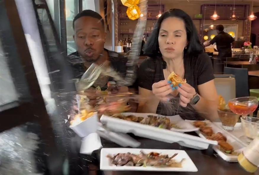 Ζευγάρι food influencers (Copyright:X)