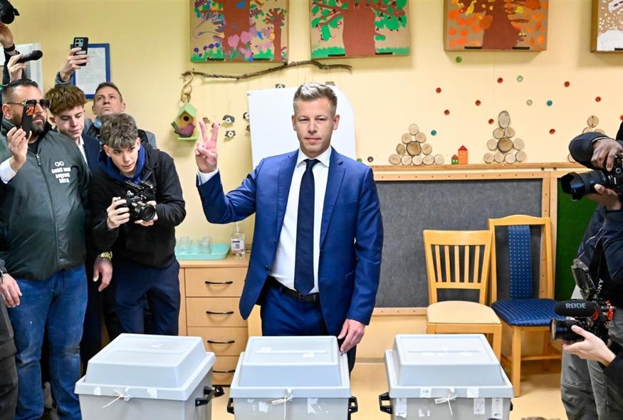 Ο Πέτερ Μαγιάρ αφότου κατέθεσε την ψήφο του (AP Photo/Denes Erdos)