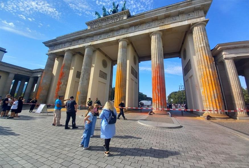 Ακτιβιστές της «Τελευταίας Γενιάς» έβαψαν την Πύλη του Βρανδεμβούργου (Twitter)
