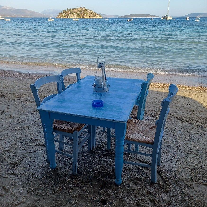 «Το να μπορείς να κάτσεις επάνω στην άμμο, ξυπόλυτος, να παίζει το παιδάκι σου μες στη θάλασσα κι εσύ να τρως φρέσκο ψαράκι σαν εμπειρία είναι beyond luxury», λέει στο ethnos.gr o Παναγιώτης Ιωάννου.