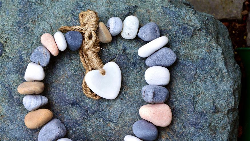 Πέτρες σχηματίζουν το σχήμα καρδιάς/pixabay.com