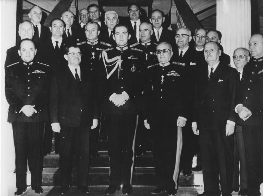 Όλος ο θίασος επί σκηνής... Τραγωδία!