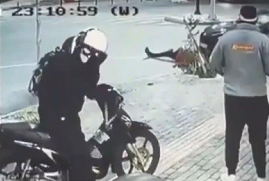 Σοκαριστικές εικόνες από το τροχαίο αστυνομικού που εκσφενδονίστηκε με σε ύψος 10 μέτρων (Video Capture)